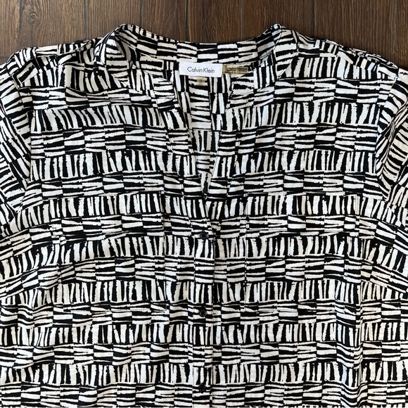 Calvin Klein abstract blouse SZ 2X - Picture 2 of 4